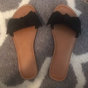 Brown sandals with black bow tie